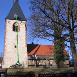 Bühne an Kirche